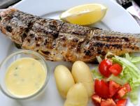 Grillad hel fisk med gräslökshollandaise
